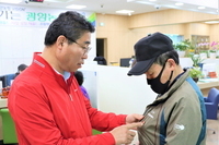 광양농협, 어버이날 카네이션뱃지 달아드리기 행사 진행